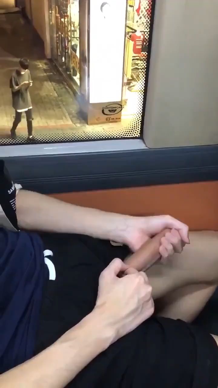 大雞吧帥哥公交車上擼雞巴
